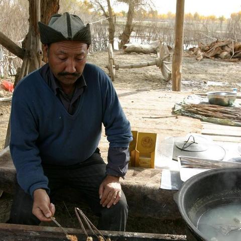 红色沙漠新细节，剑+太阳竟能随地烤肉？新手必试