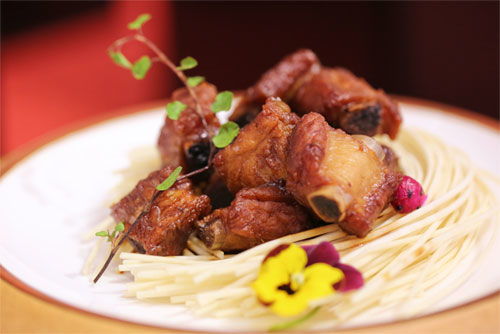 剑刃反射太阳光烹饪，红色沙漠闪光术烤熟肉类