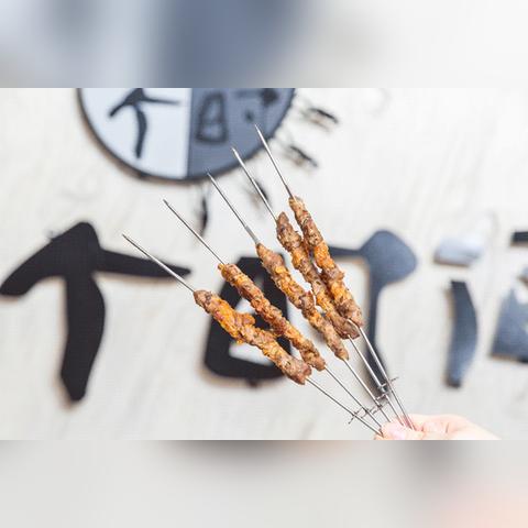 东北串店禁玩手机低消10串，爆红背后是流量噱头还是用餐革命？